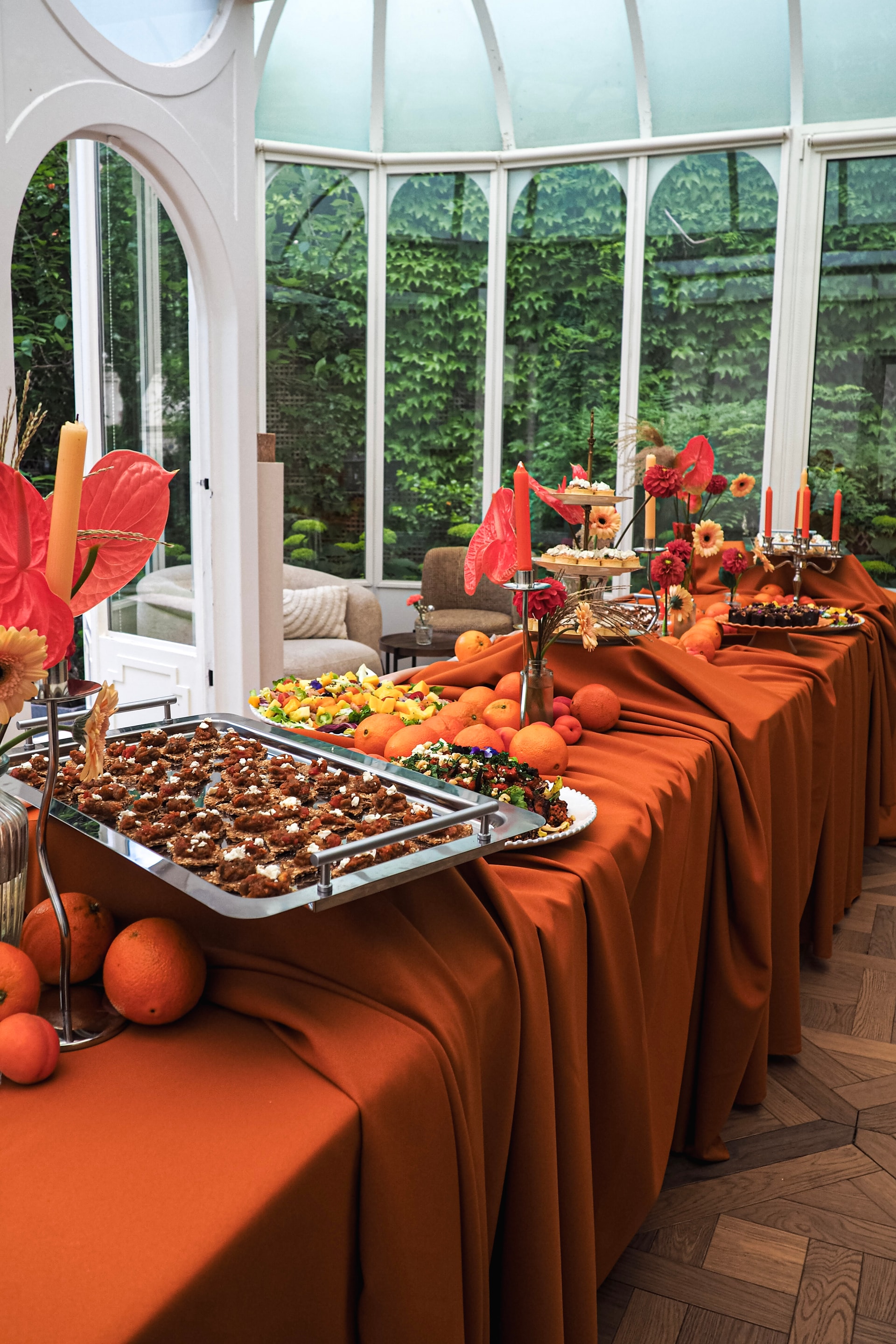 Buffet de mariage au thème orange